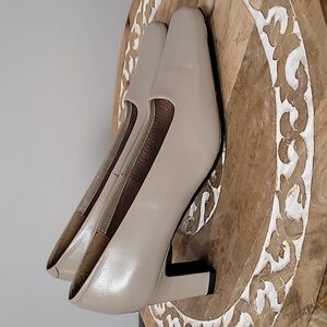 Harve Benard by Benard Holtzman Cream Beige Colored Leather Shoes